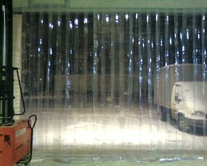 ПВХ завесы, установленные на отапливаемом складе.
